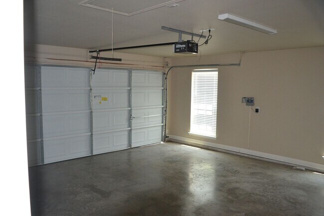 Building Photo - PRICE Improvement!! Beautiful 4 bed 2 bath home ready now!!