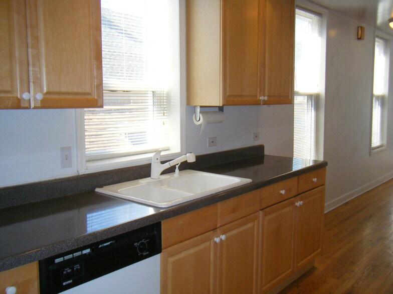 Building Photo - 1428 N Greenview Ave