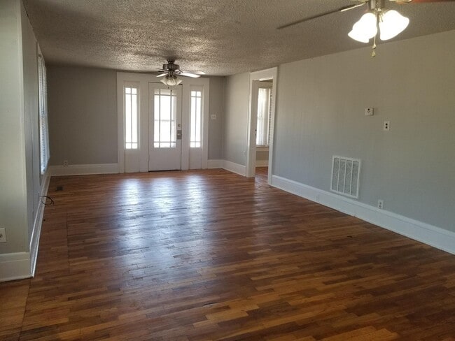 Building Photo - 702 S Washington St