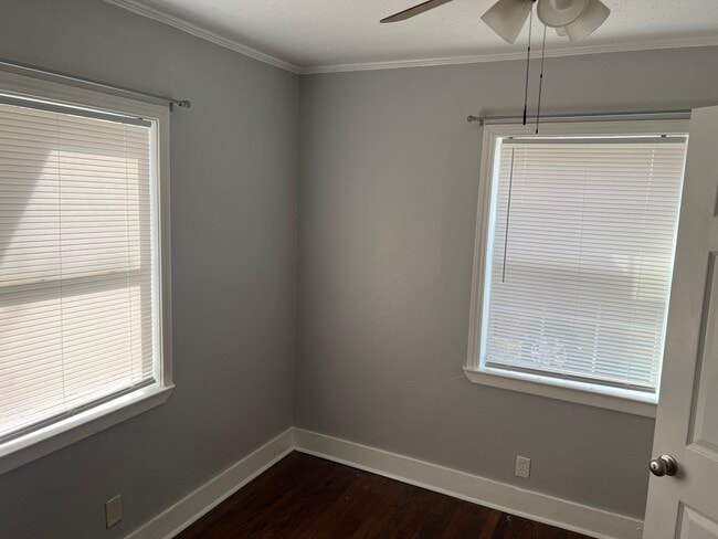 Building Photo - 422 E Worth St