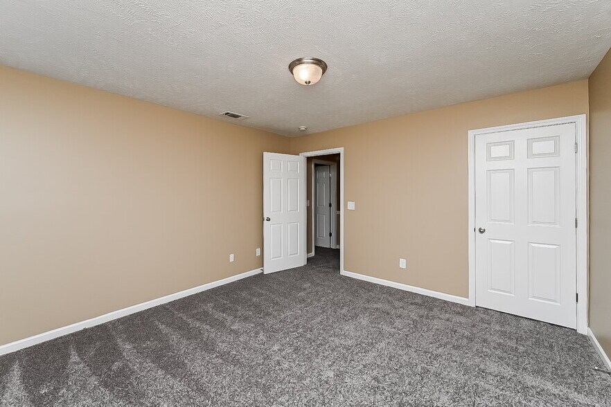 Building Photo - 319 Sarna Dr
