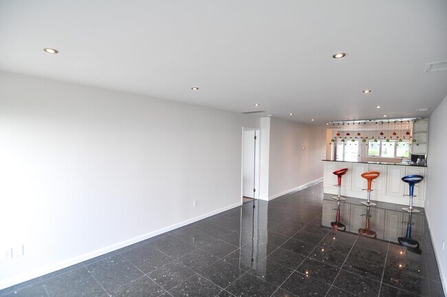 Building Photo - 806 Bluffs Dr N