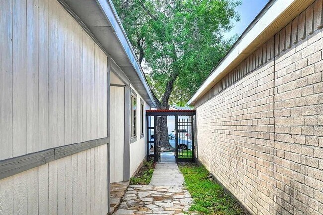 Building Photo - 12710 Hill Branch Dr
