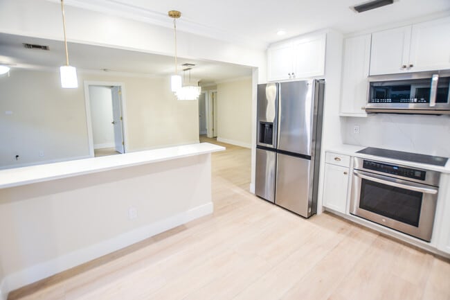 Building Photo - 226 Moccasin Trail W