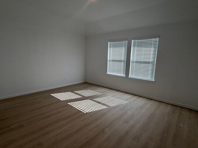 Building Photo - 523 Robin Ct