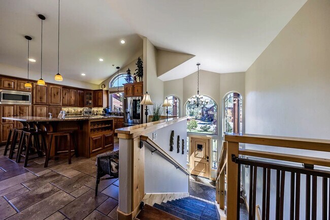 Building Photo - Large Mountain Luxury Home