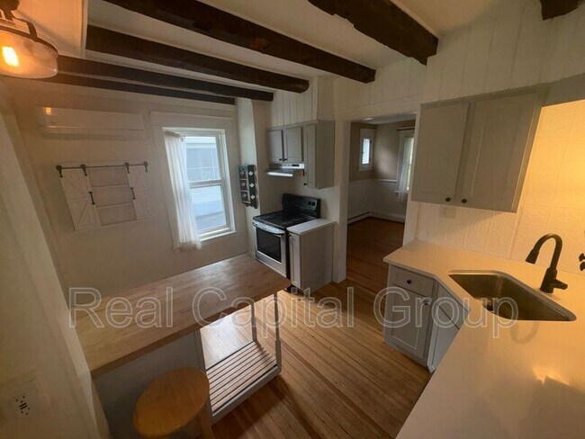 Building Photo - 376 Kenwood Ave