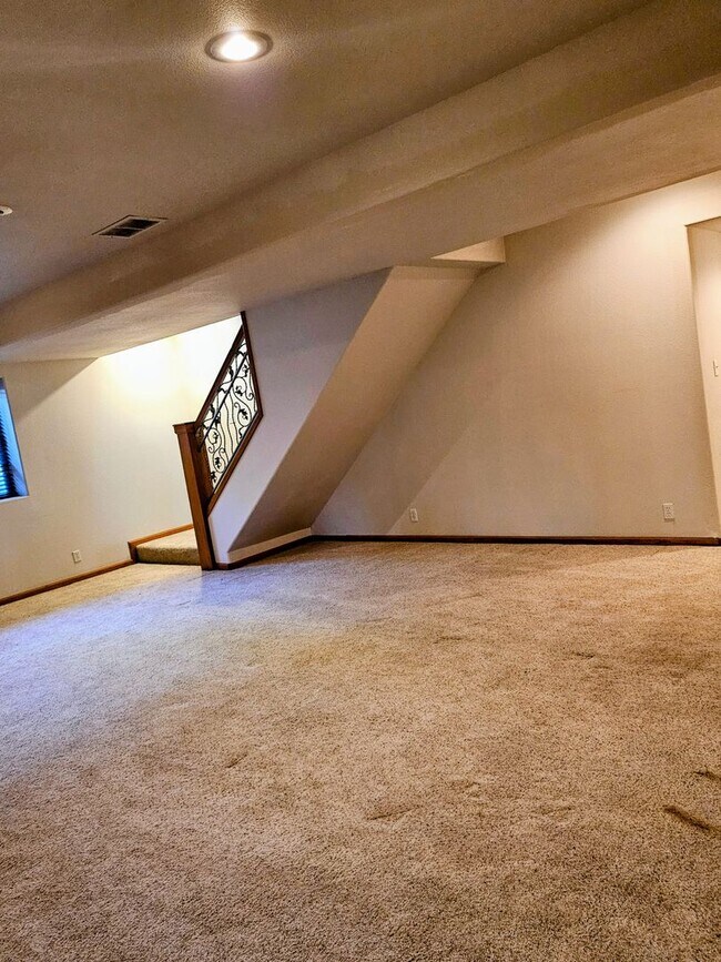 Building Photo - ALL PROSPECTIVE TENANTS MUST SUBMIT A $58 ...