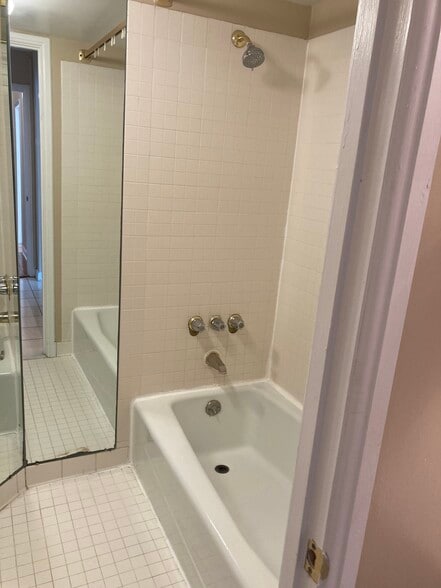 Main Bath - 1077 30th St NW