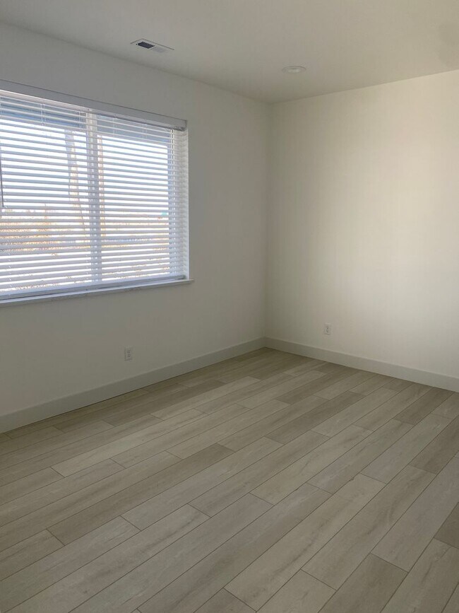 Building Photo - Beautiful New Construction Condo in Moses Pointe, Pets Welcome!