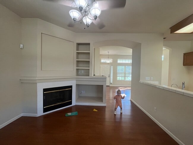 Building Photo - Beautiful Clean 3 Bedroom 2 Bath 1451 Sqft...