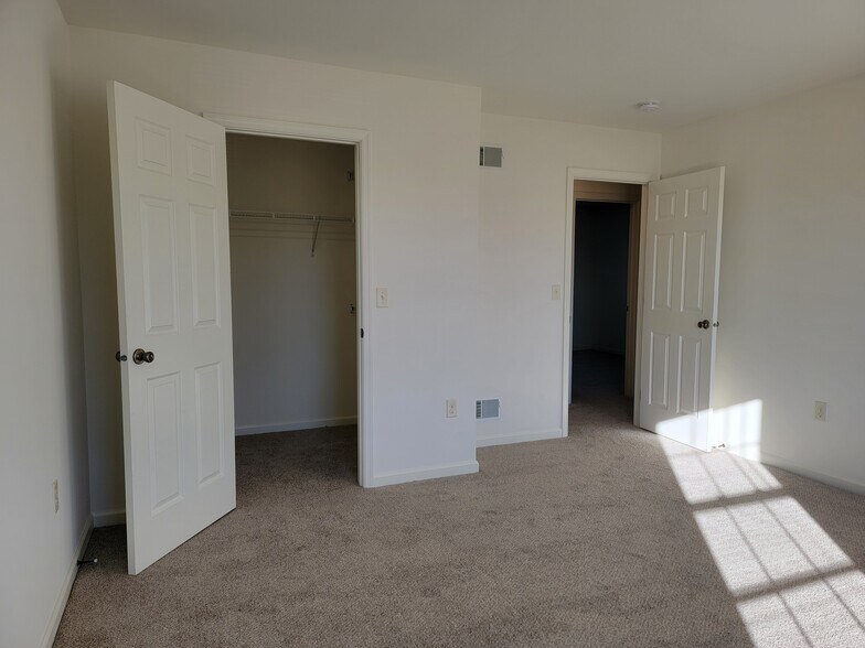 Building Photo - 213 Limestone Dr