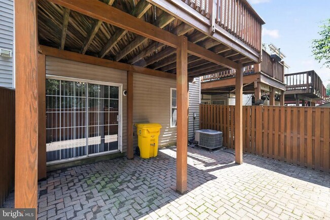 Building Photo - 2434 Sandwich Ct