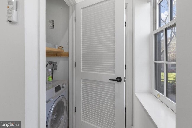 Building Photo - 212 Catharine St