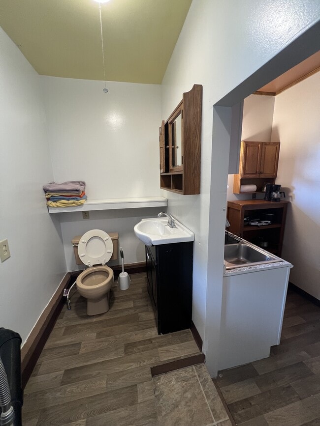 Building Photo - 608 4th Ave