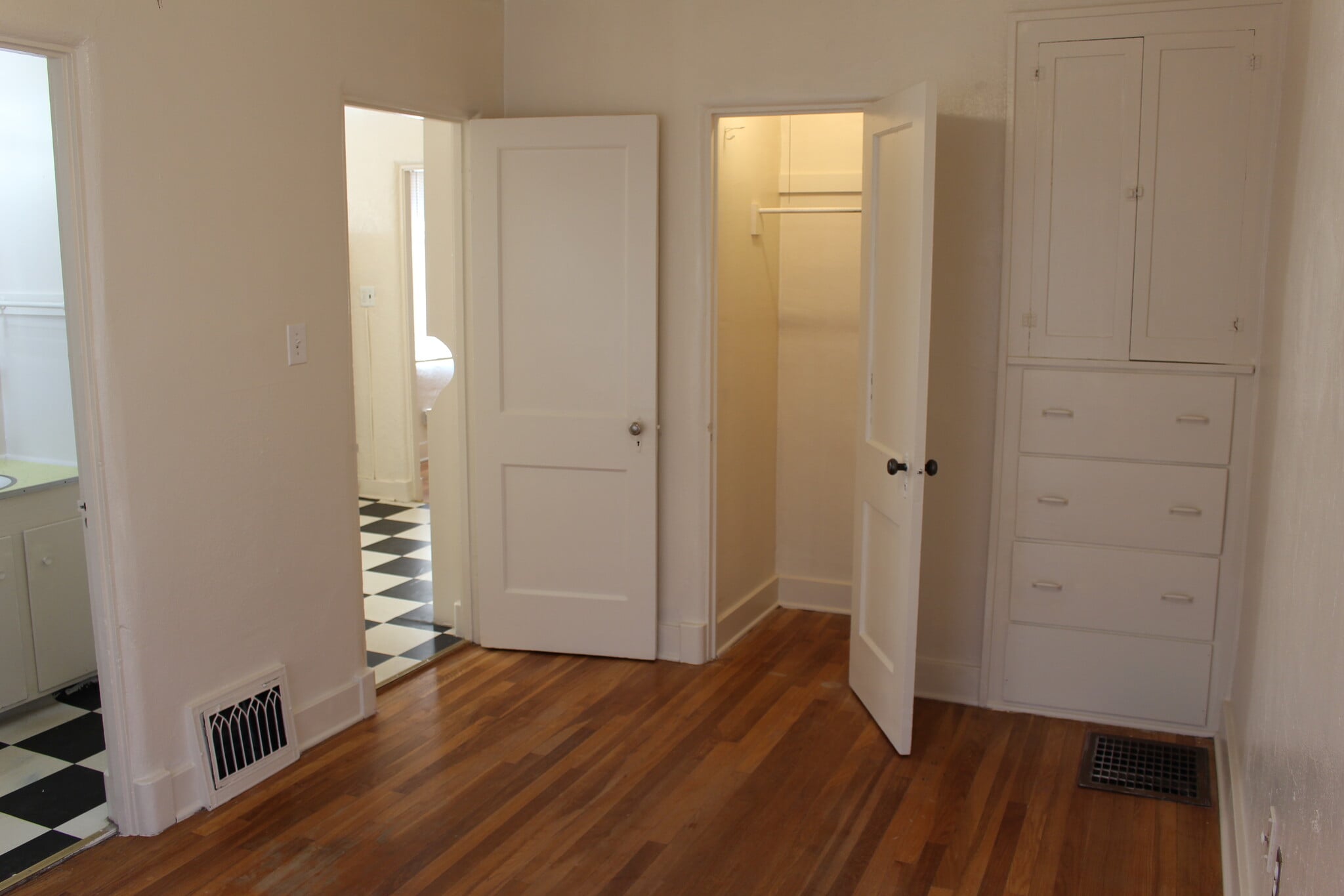 Closet and Built-ins - 214 Pine St SE