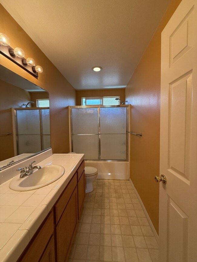 Building Photo - Spacious Single Story 4 Bedroom, 2 Bathroo...
