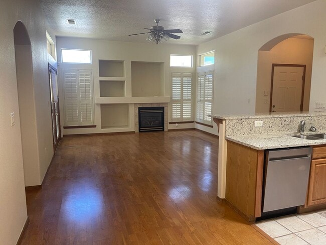 Building Photo - Gate community charming two bedroom two ba...