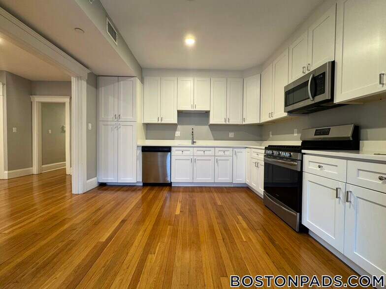 Building Photo - 190 Kelton St