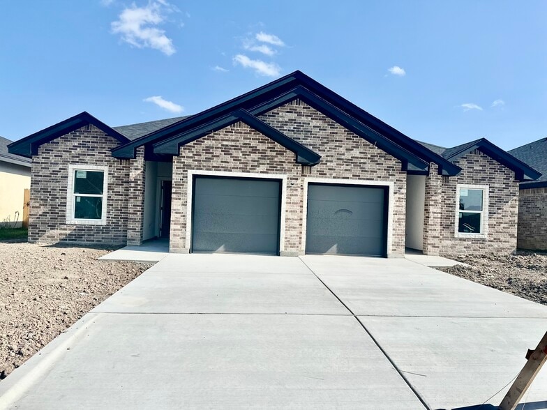 Building Photo - 1006 Escondido Ln E