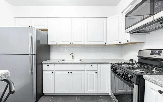 Building Photo - 136 Suburbia Terrace