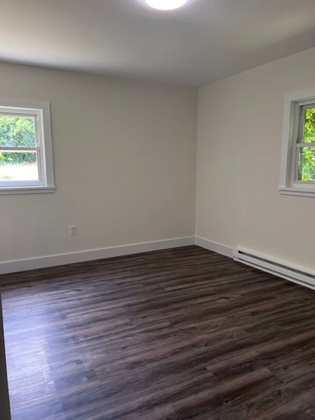 Building Photo - Large 4 bedroom, 2 1/2 bath home for rent in Ravena, NY on Rt 9W