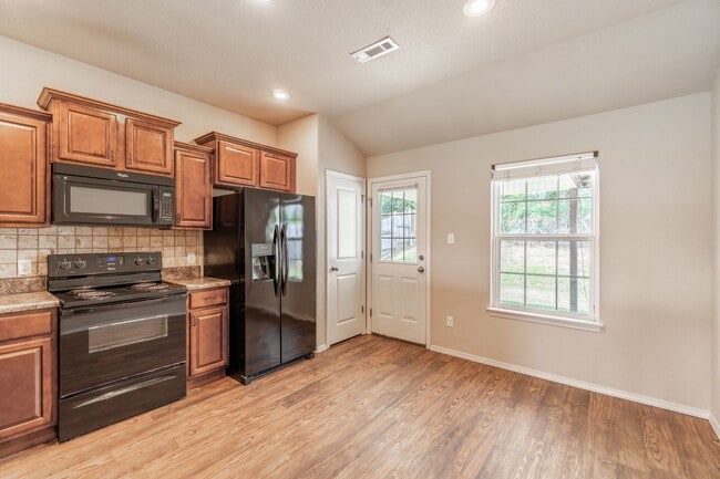 Building Photo - Secure Comfort: Beautiful 3 Bed, 2 Bath Ho...