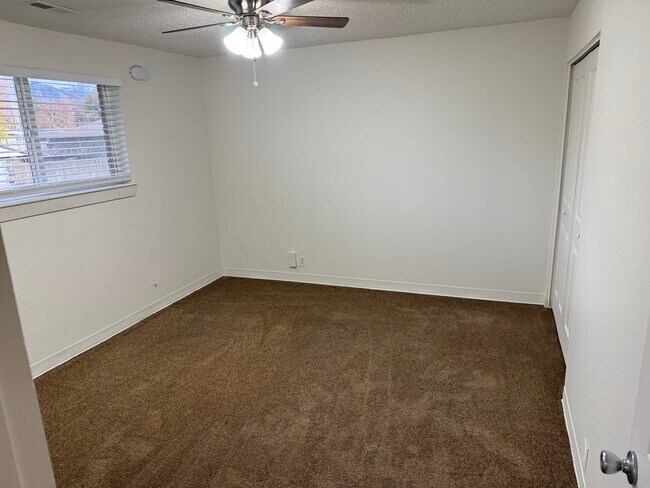 Building Photo - Magnussen Apartments