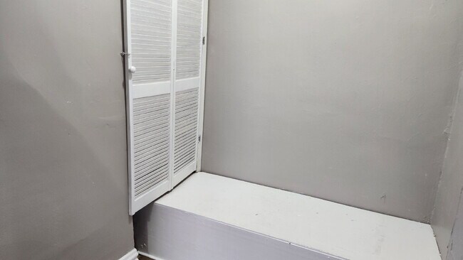 Building Photo - "Charming 1-Bed Oasis in Vibrant St. Louis - Your Urban Retreat Awaits!"