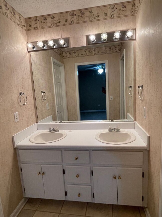 Building Photo - Foxchase Subdivision:  MOVE IN READY!!!!  ...