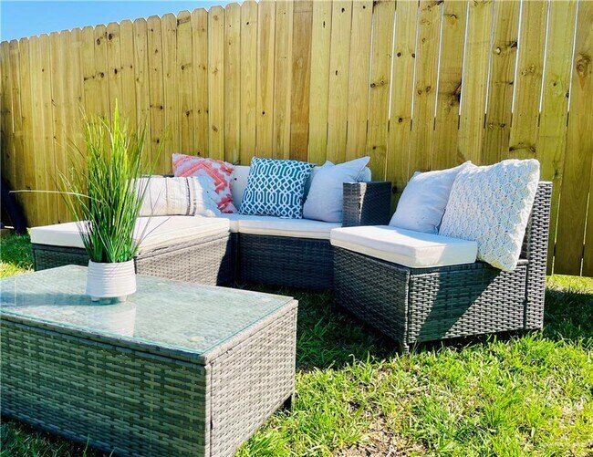 Building Photo - 13 West Dr