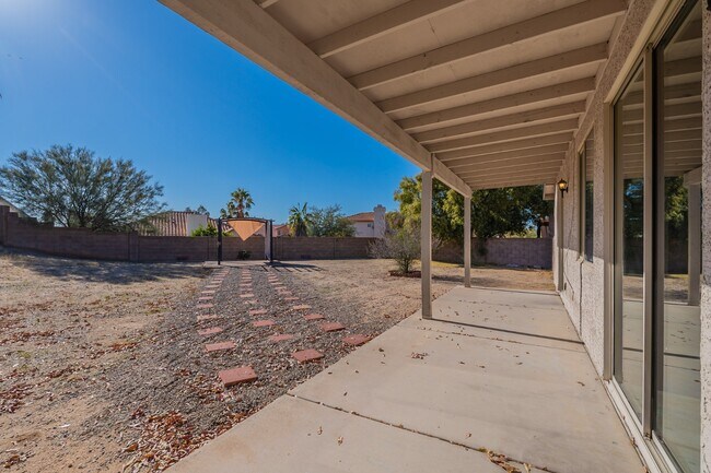 Building Photo - 8220 N Freshwater Ln