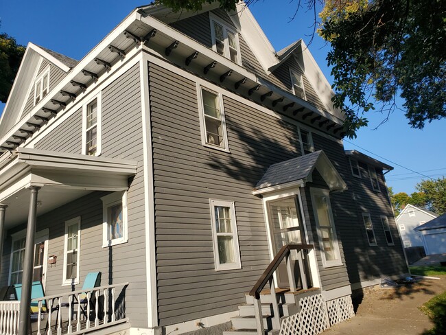 Building Photo - 220 N Prairie Ave