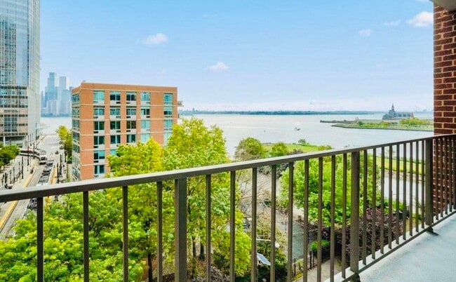 Building Photo - 1 Greene St