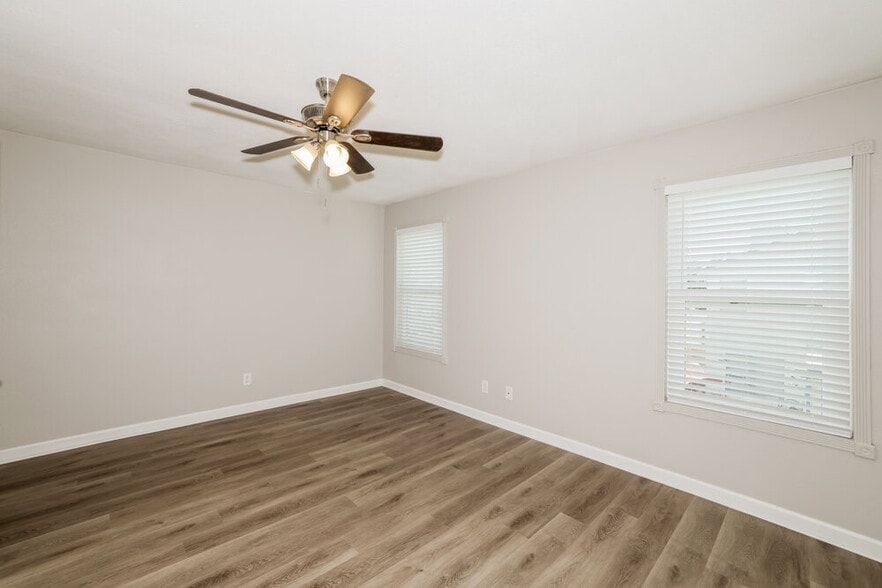 Building Photo - 8737 W Bluefield Ave