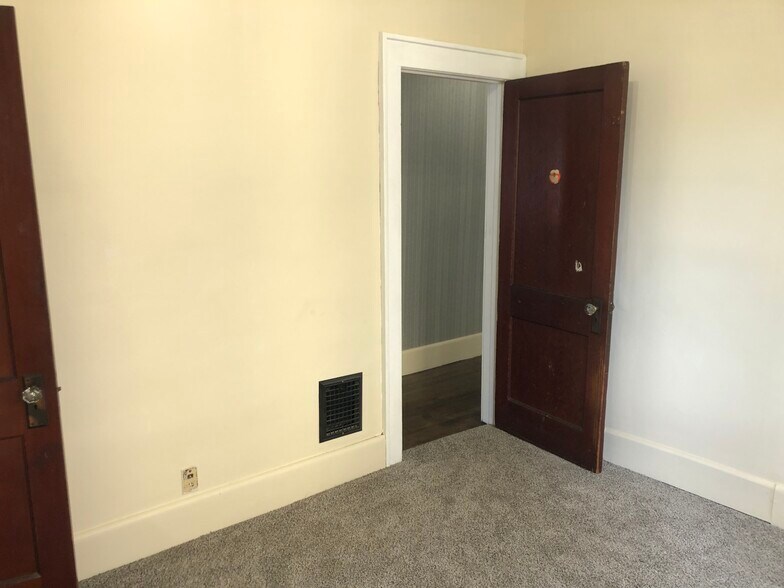 Building Photo - 106 E Heman St