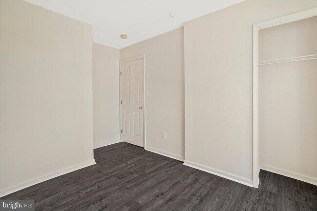 Building Photo - 7641 Fairbrook Rd