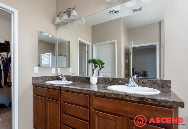 Building Photo - Fabulous Home Off Kern Canyon Rd and Mesa ...