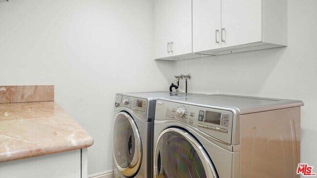 Building Photo - 10724 Wilshire Blvd