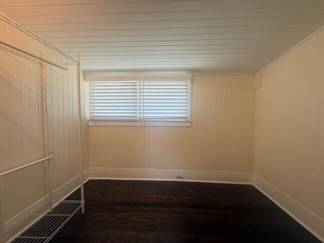 Building Photo - Beautifully updated 3 bedroom 3 bathroom home