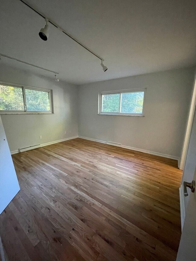 Building Photo - Beautiful Three Bedroom Home