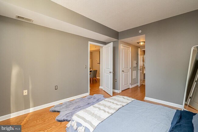 Building Photo - 851 N Glebe Rd