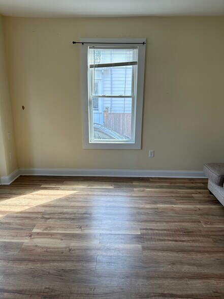 Living room - 46 Garfield Ave