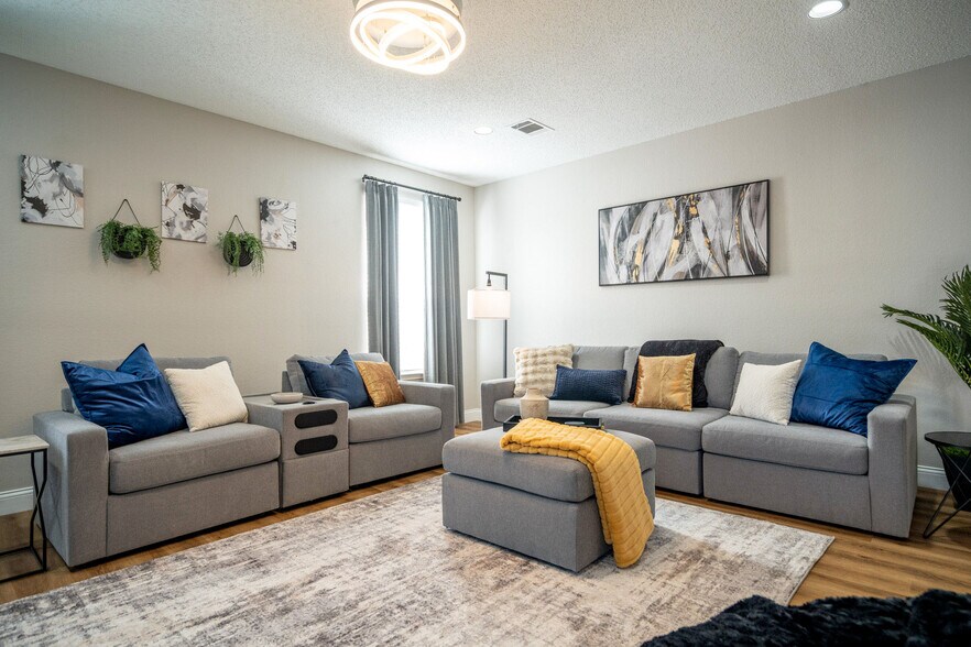 Living Room - 707 Cottonwood Bend Dr