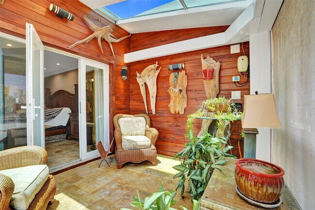 Building Photo - 683 Pelican Way