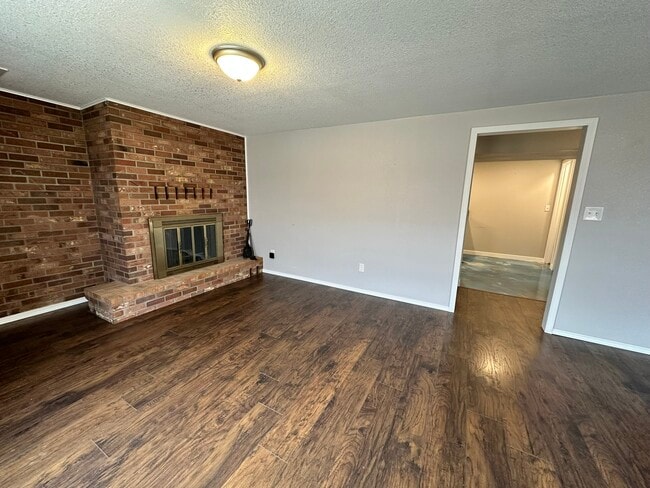 Building Photo - 613 Killarney Dr