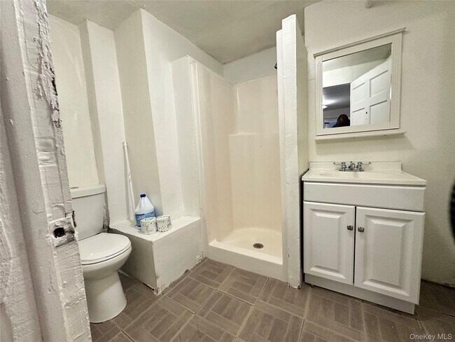 Building Photo - 82 Waring Pl