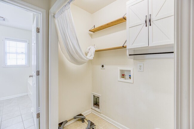 Building Photo - Beautiful 2-Story 3 bedroom and 2.5 townhouse in High Point, off Skeet Club Rd and Eastchester