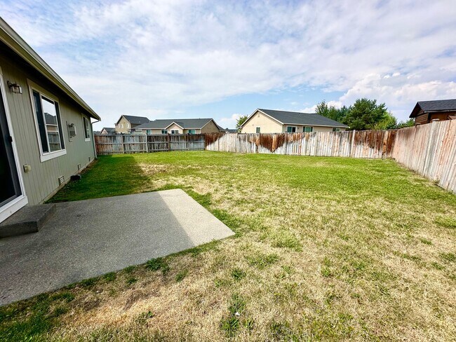 Building Photo - Spacious 4 Bedroom 2 Bathroom Home on Culd...