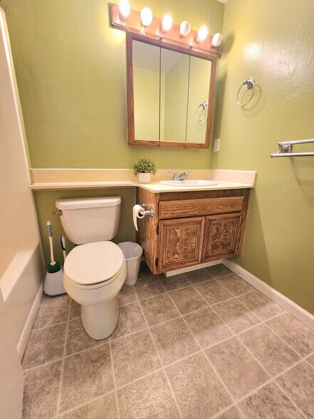 2nd bathroom 1 - 4634 Adobe River Ct